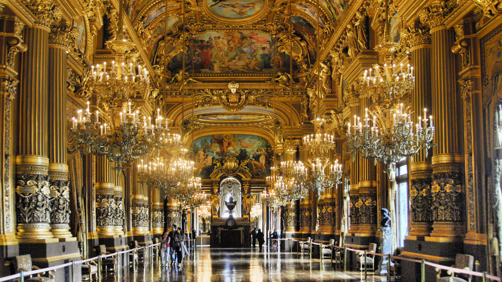 Living La Dolce Vita: The Luxurious Lifestyle of Baroque Fashion